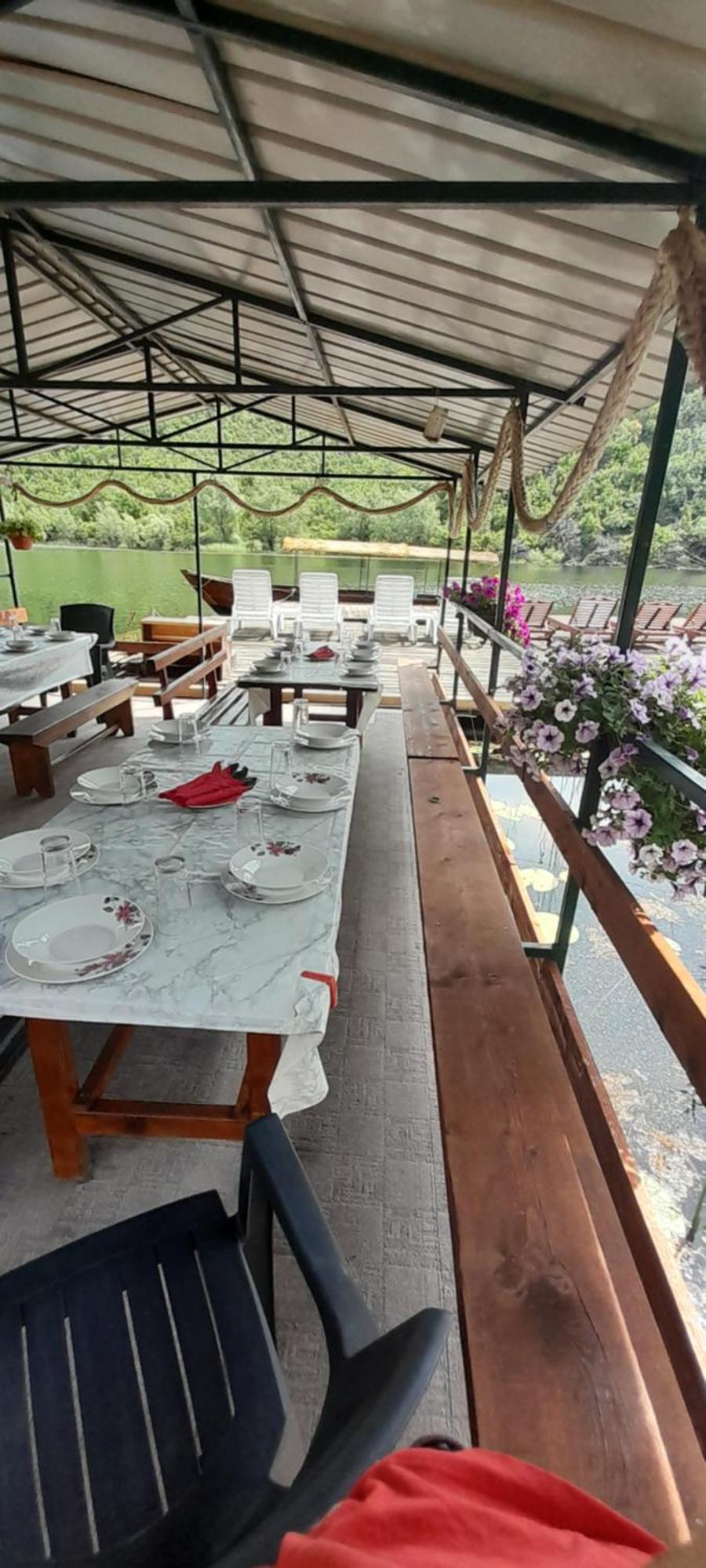 Mali Raj Apartmani Цетине Екстериор снимка